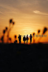 夕阳剪影下携手同行的温暖背影
