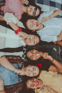 闺蜜野餐共享甜蜜时光