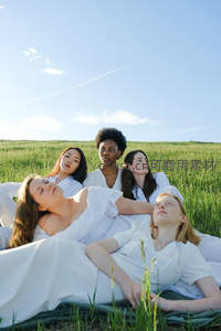 白衣女子田野静卧仰望蓝天