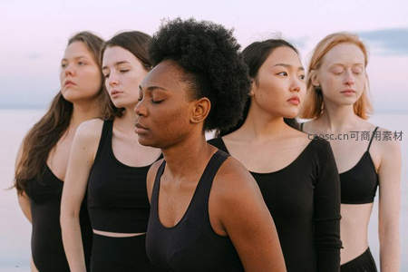 五位女性海边静立，黑色上衣展现沉静力量