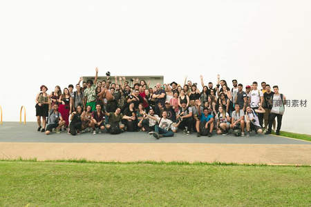大型团体在户外平台合影留念