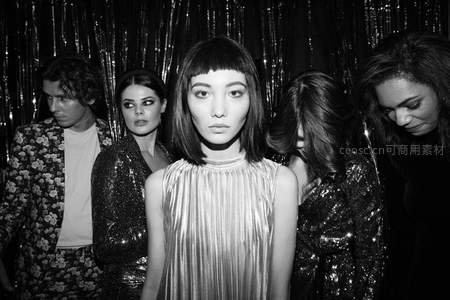 黑白时尚秀场：模特们的冷艳瞬间