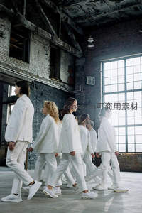 白色西装队伍穿行于工业风厂房