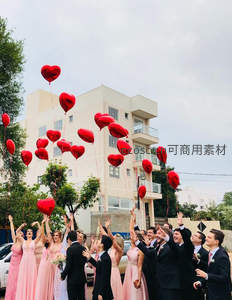 婚礼现场宾客放飞红心气球