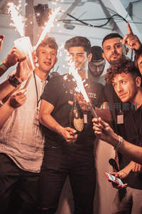 派对人群手持烟花香槟欢庆时刻