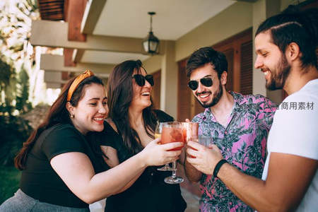 庭院派对举杯共庆欢乐时刻
