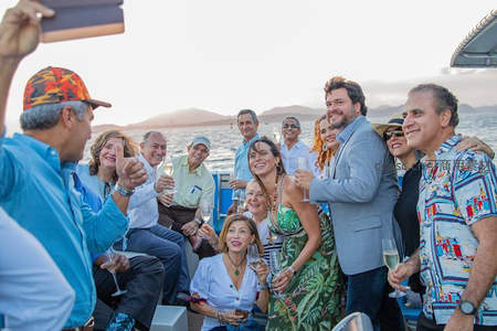 海上游艇派对宾客举杯畅饮