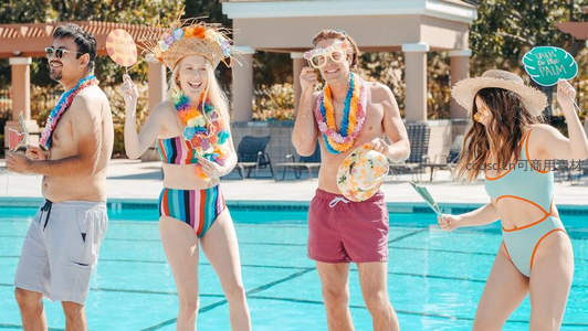泳池派对上身着夏装的朋友手持道具嬉戏