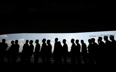剪影人群列队仰望天空
