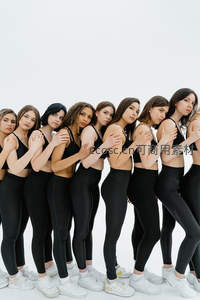 统一着装的女性团队列队合影