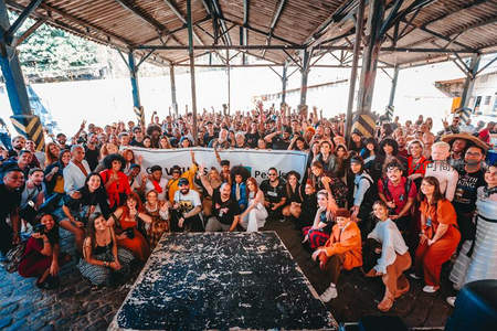 大型户外集会人群欢庆时刻