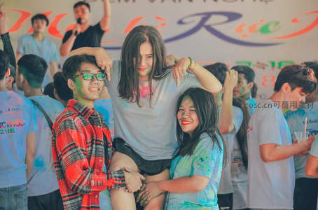 彩色粉末节年轻人嬉戏欢笑合影