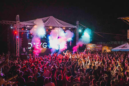 户外音乐节万人嗨翻舞台烟雾缭绕