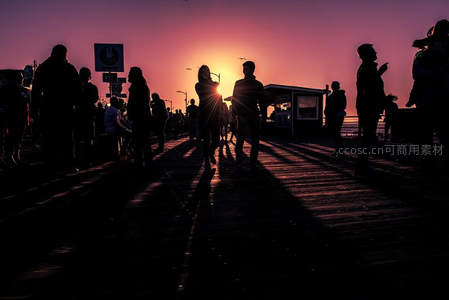 夕阳码头剪影，人群漫步享受黄昏