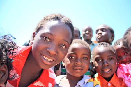 阳光下非洲儿童灿烂笑容特写