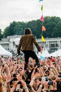 音乐节现场观众托举歌手