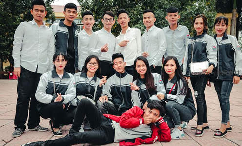 青年团体户外合影留念