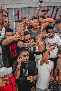 街头派对狂欢，纹身青年举杯庆祝