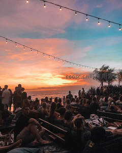 海边日落音乐会，人群静享浪漫黄昏