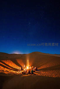 沙漠星空篝火夜，旅人围坐共度良宵