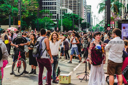 城市街头艺术节，人群熙攘创意飞扬