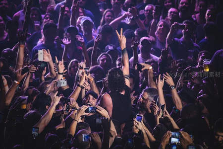 音乐节现场热情观众挥舞手机与手势