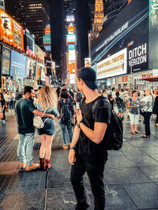 纽约时代广场夜晚人潮与霓虹广告