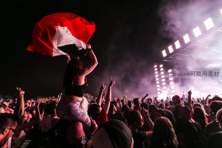 音乐节上女孩高举国旗随节奏摇摆