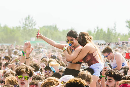 音乐节狂欢人群自拍合影