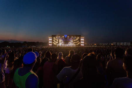 夜幕下音乐节舞台全景