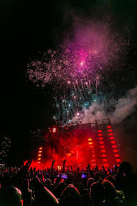 烟花绽放音乐节夜空