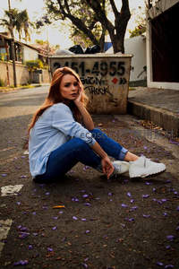 街角紫花中沉思的红发女