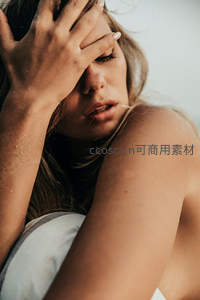 沙滩上用手遮阳的慵懒美人