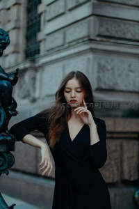 古典建筑旁的沉思女子