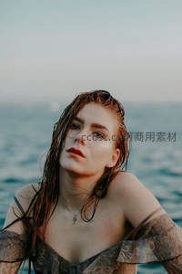 海边湿发女子凝望远方