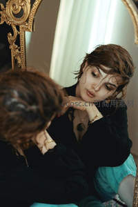 镜前沉思少女，复古优雅氛围