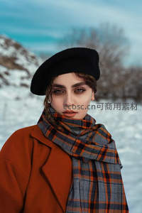 雪地中的优雅女子，贝雷帽与格纹围巾