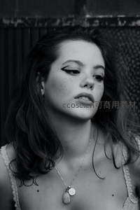 黑白光影下的复古美人侧颜