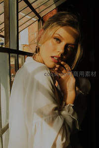 窗边暖光中的温柔凝视