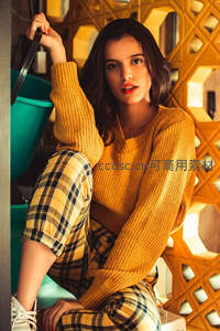 秋日暖黄毛衣里的俏皮少女