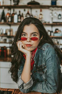 红镜少女酒吧沉思写真