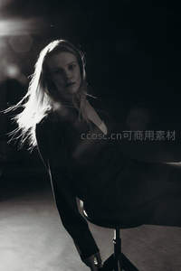 光影中的黑白艺术人像