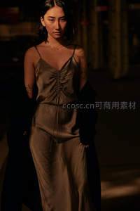夜巷中丝质长裙女子