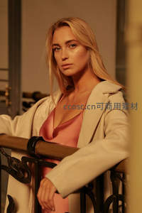 阳台倚栏优雅女性