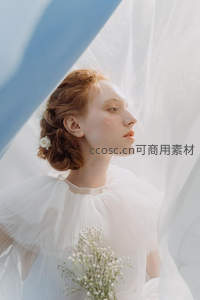 白纱轻拂，红发少女静谧侧颜