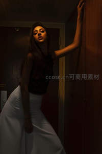 暗室光影中黑蕾丝白裙女子