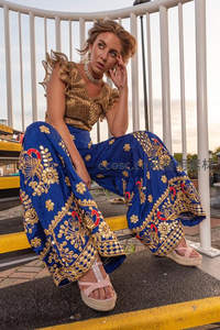 蓝金刺绣阔腿裤时尚街拍