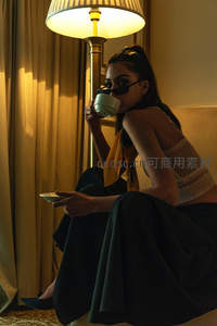 暖光下品茗的神秘女子