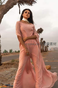 粉色长裙沙漠公路写真