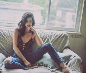 窗边沙发上的慵懒午后